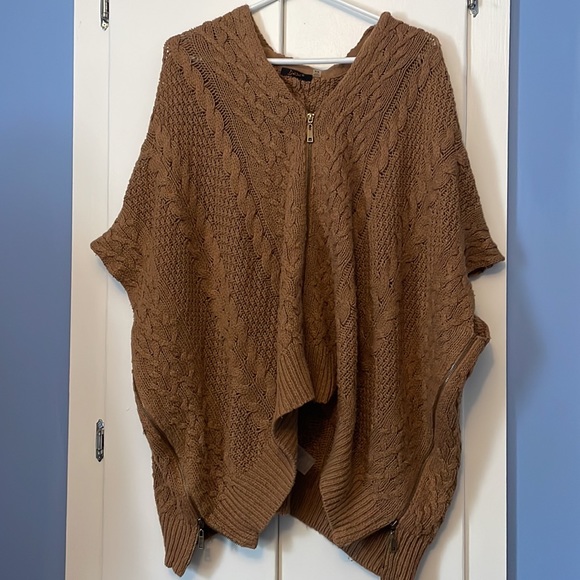 Dex poncho style sweater - Picture 1 of 8
